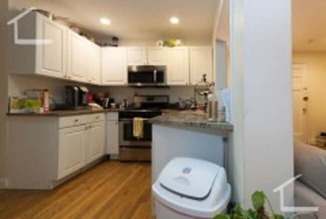 Building Photo - 4Bed 2Bath in Brookline - 9/1/26 (H&HW Included - Parking Available)
