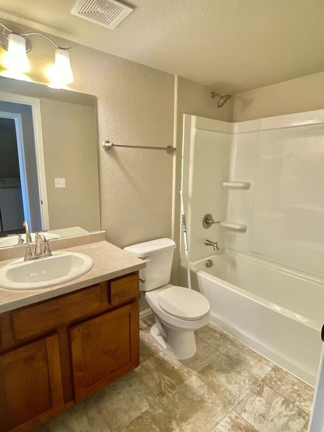 Building Photo - West Greeley Townhome with Garage!