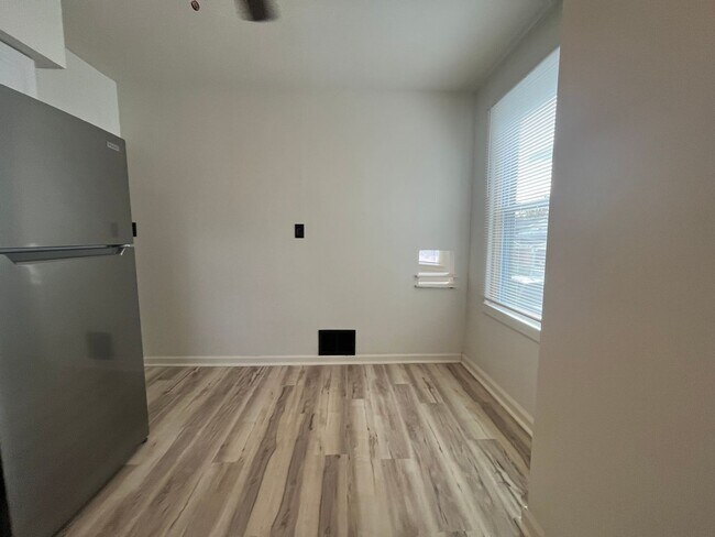 Building Photo - Updated 3 Bedroom Duplex