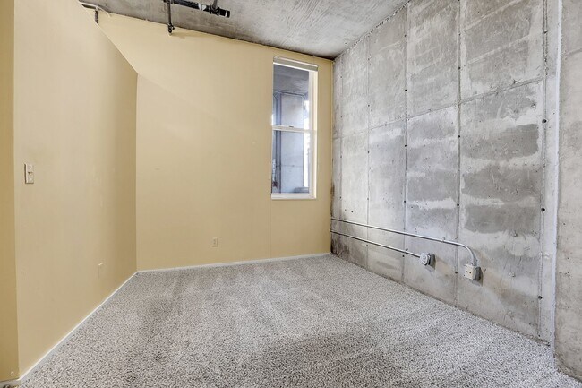 Building Photo - $2,350 - Urban 2 bed 2 bath Condo in Golde...