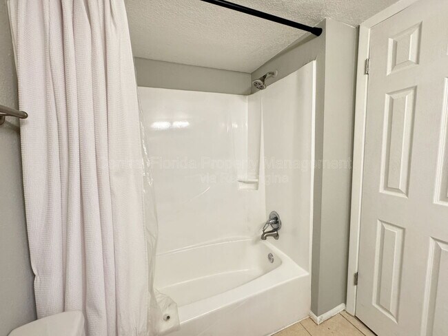 Building Photo - 120 Blue Pointe Way