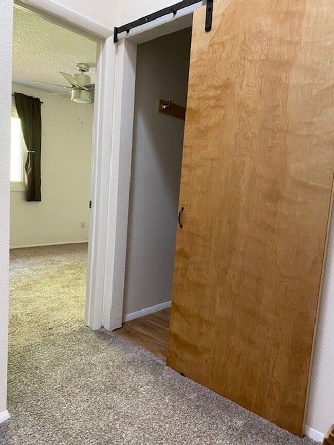 Building Photo - 2 bedroom, 1.5 bath Townhome  $1600/month