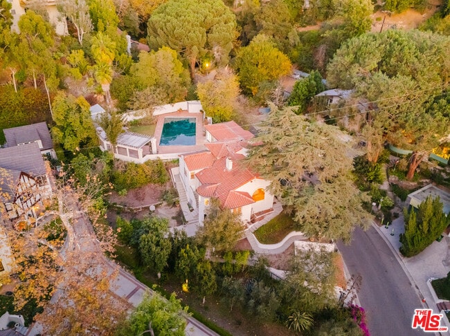 Building Photo - 3015 Beachwood Dr