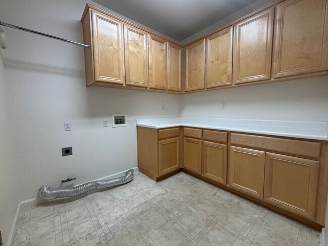 Building Photo - Gorgeous 3 Bed 2.5 Bath with SOLAR! 55+ Community