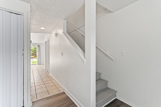 Building Photo - 2 Bedroom Townhome - Spacious!