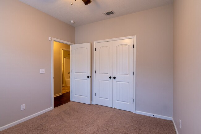 Building Photo - 3237 Alexandria Dr
