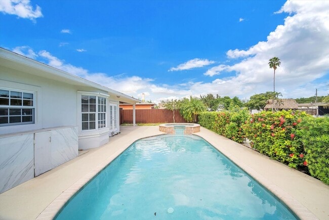 Building Photo - Beautiful house on the water with a pool