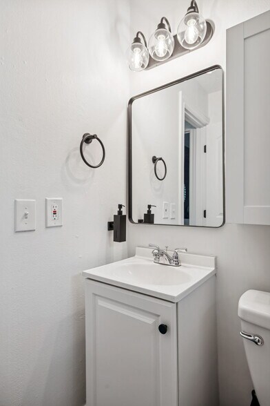 Building Photo - 501B Meridian St