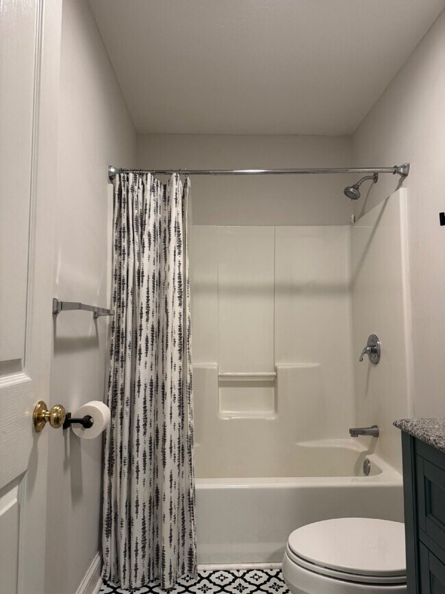 Building Photo - Fairview home 5 bedroom 3 1/2 bathroom home