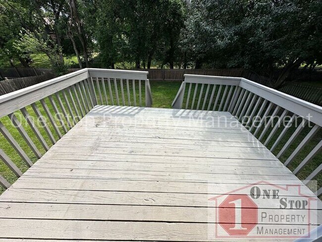 Building Photo - 3 bedroom, 2.5 bathroom home is desirable ...