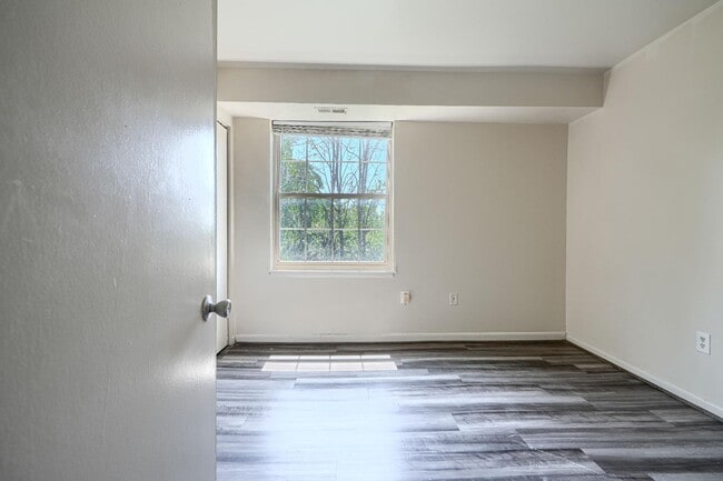 Building Photo - 14 Mountbatten Ct