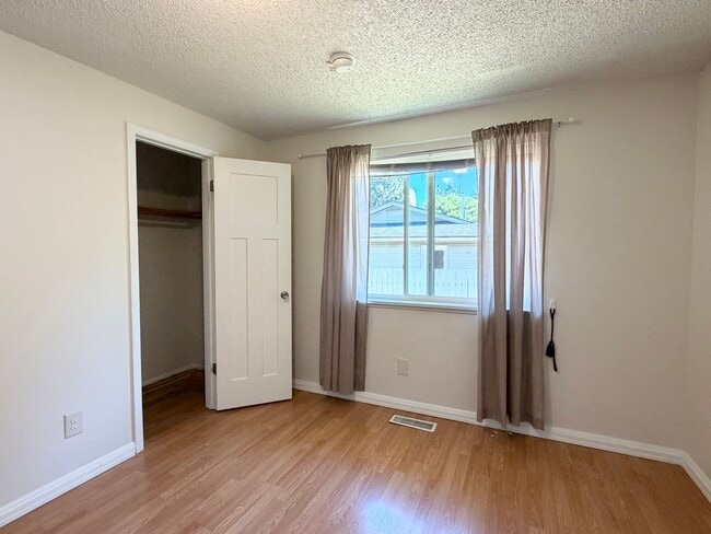 Building Photo - Charming 3 bed + den, 2 bath Federal way Rambler