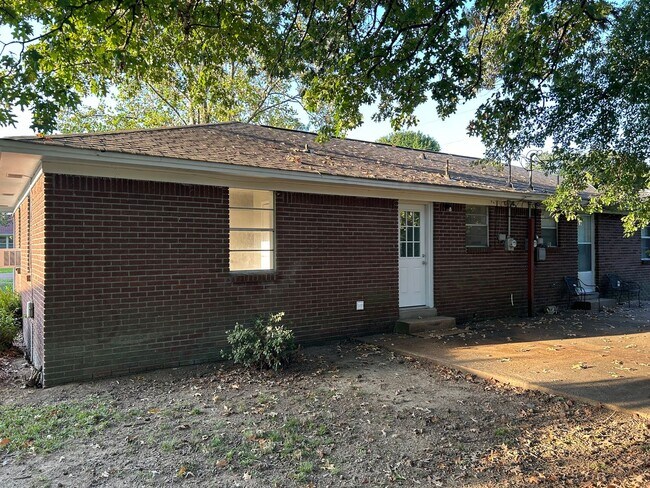 Building Photo - Rollins Dr 106/108 (duplex)