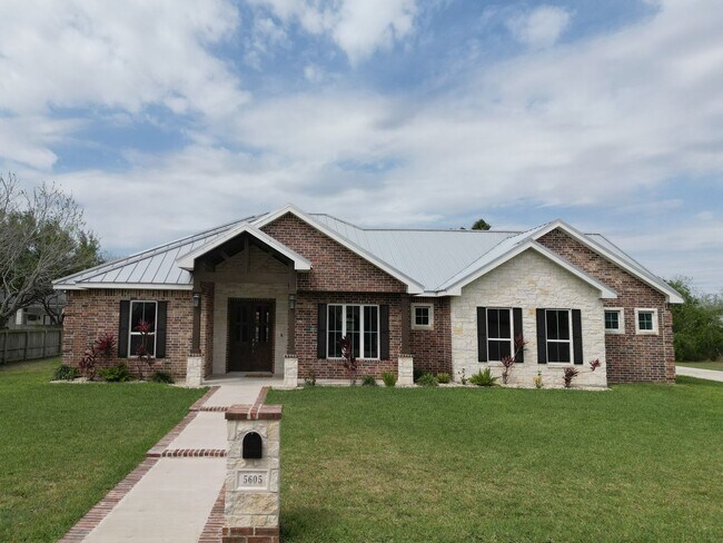 Building Photo - Gorgeous 4 bed/4 bath home, now available ...