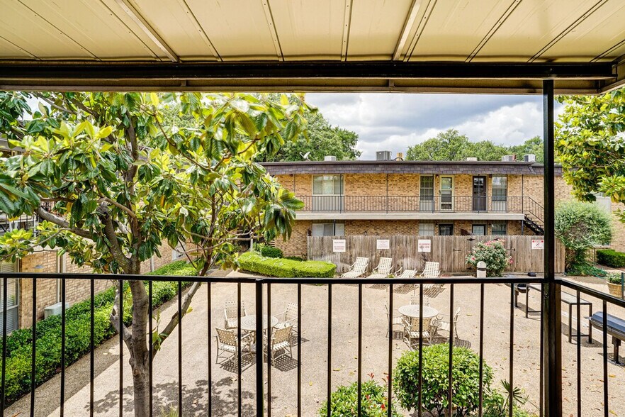 Building Photo - 10228 Regal Oaks Dr