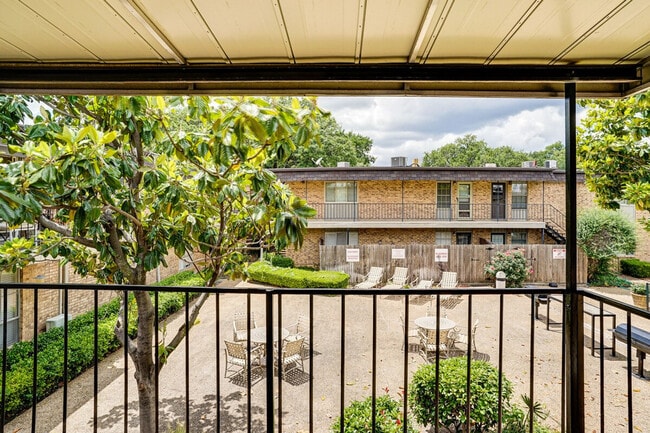 Building Photo - 10228 Regal Oaks Dr