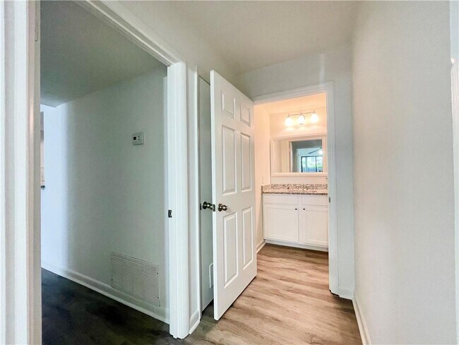 Building Photo - 320 Park Ridge Cir