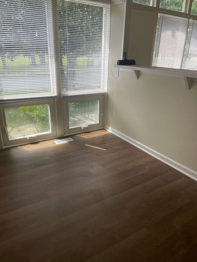 Building Photo - Adorable 3 Bedroom with Updates