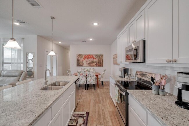 Building Photo - 620 Parkline Dr