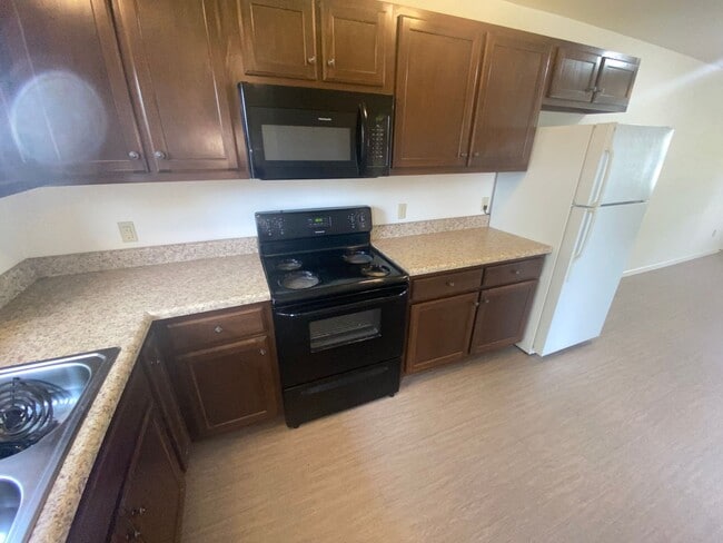 Building Photo - For Lease - 2 Bed, 1 Bath, 950sqft Duplex ...
