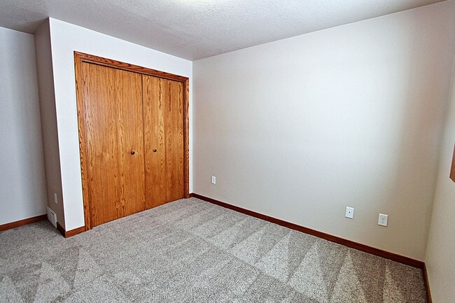 Building Photo - 4 Bedroom Townhome!