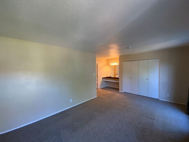 Building Photo - *Owner Broker* 2 Bedroom Townhome Availabl...