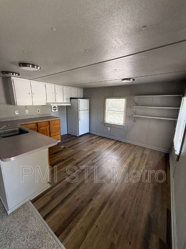 Building Photo - 747 Cunningham Ave