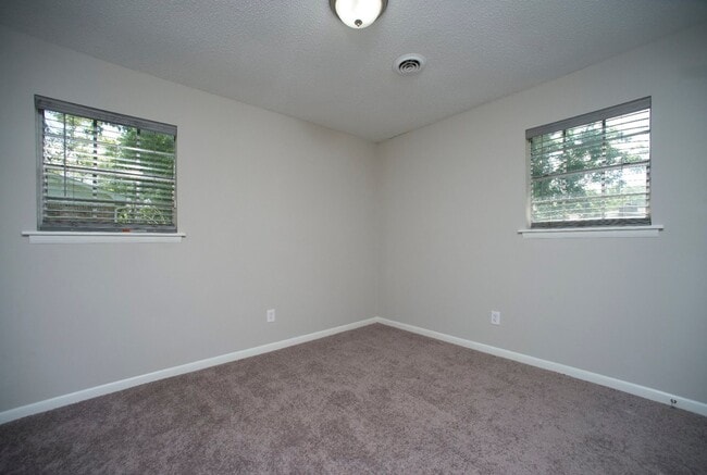 Building Photo - Spacious 3 bedroom/2 bath ranch- South Huntsville!