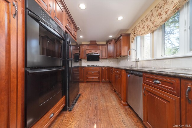 Building Photo - 143 Round Hill Rd