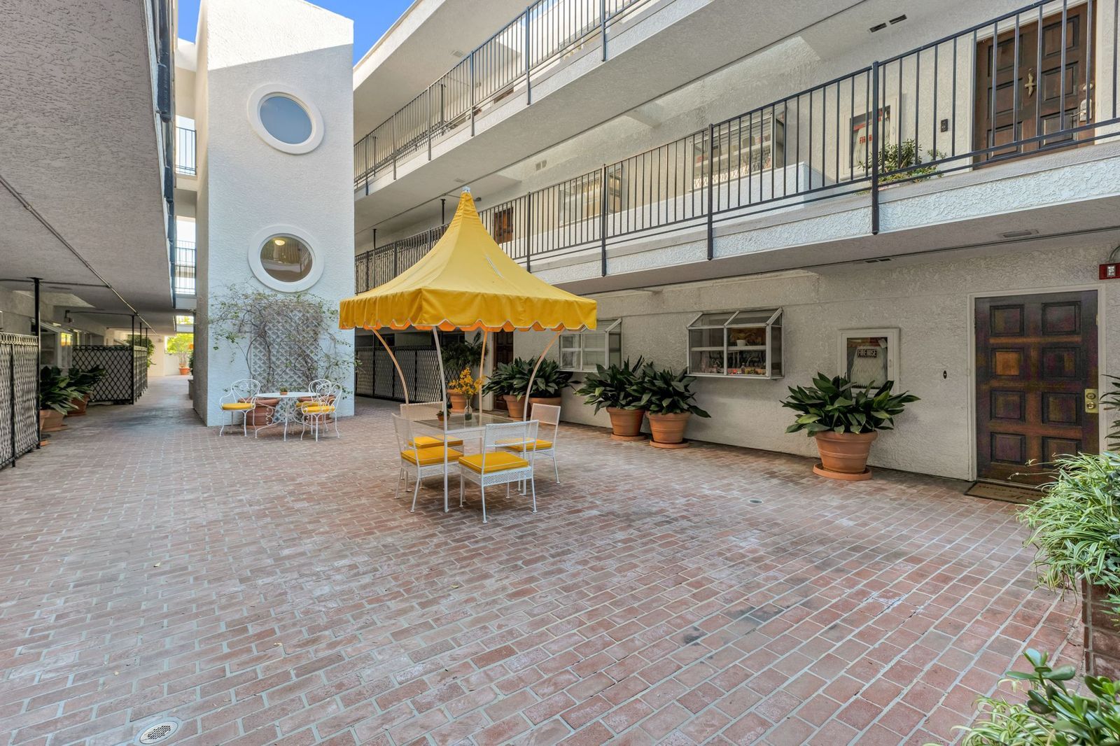 Building Photo - 4950 Louise Ave