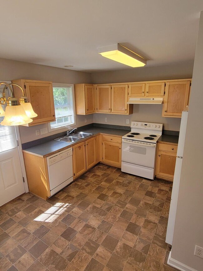 Building Photo - Beautiful three bedroom two bathroom house...