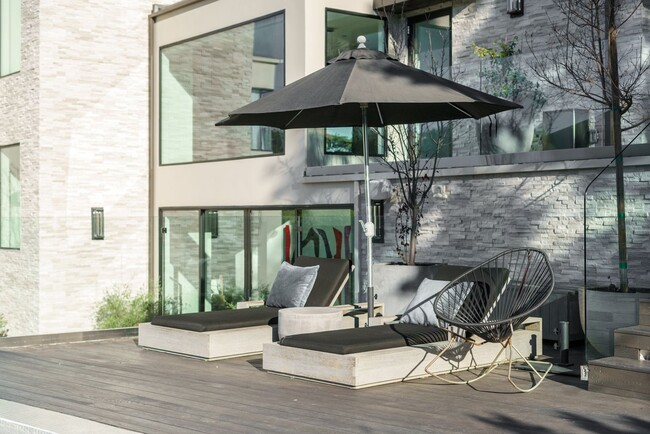 Building Photo - Prestigious Hollywood Hills Home for Rent