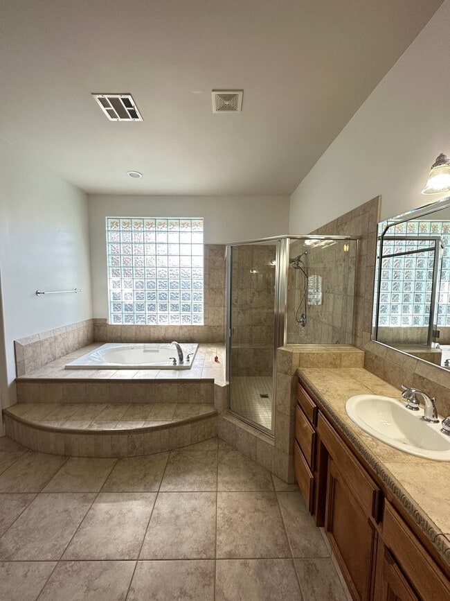 Building Photo - Elegant 4-Bedroom Home in the Prestigious ...