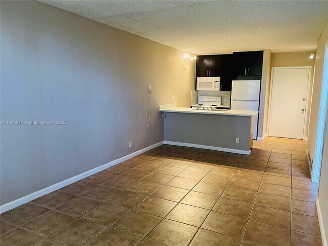Building Photo - 2401 Riverside Dr