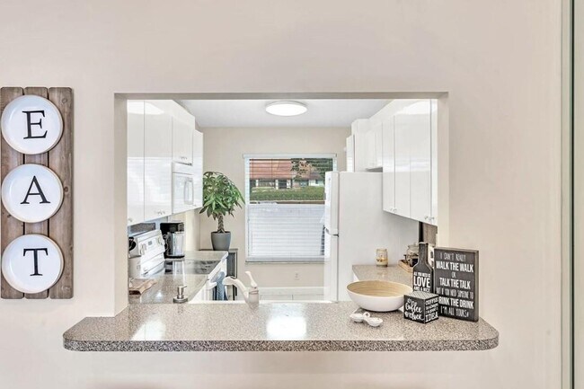 Building Photo - Beautiful 3-Bedroom, 2-Bath Villa with Lak...