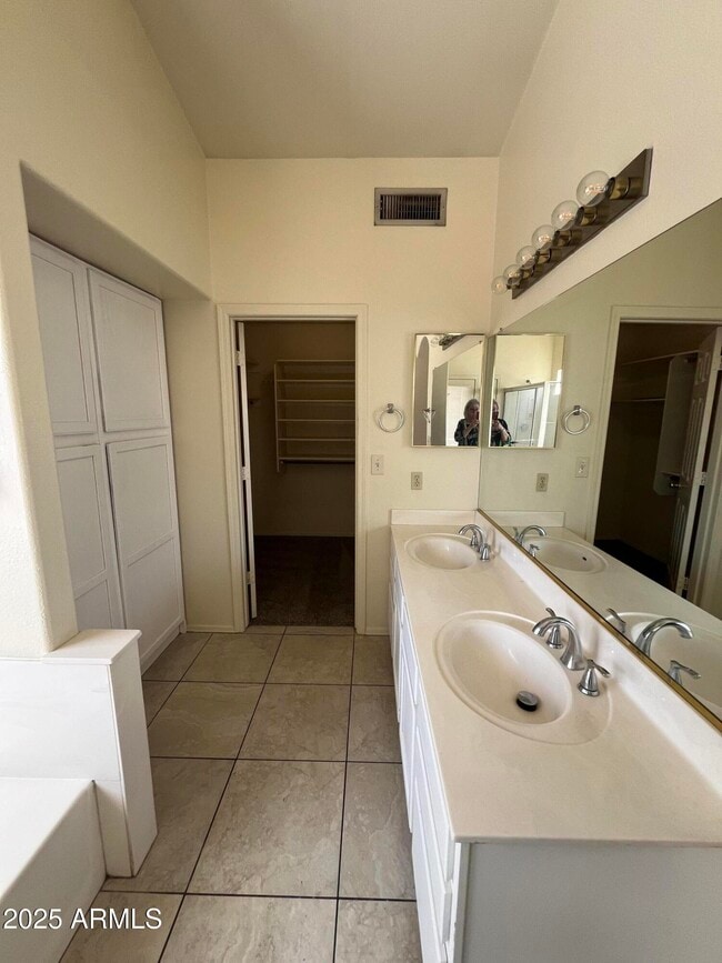 Building Photo - 4509 E South Fork Dr