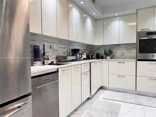 Building Photo - 6770 Indian Creek Dr