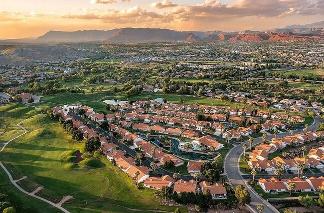 Building Photo - Charming Home Next To Sunbrook Golf Club!