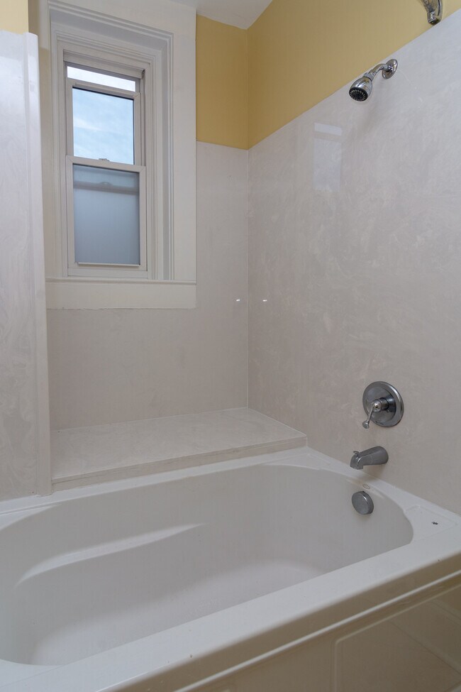 Building Photo - The Senate Club - 2 bedroom/2 bath **** MO...