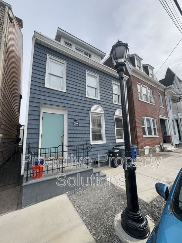 Building Photo - 209 Cattell St