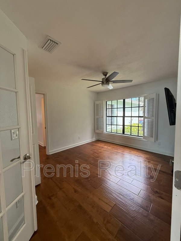 Building Photo - 1070 Sanibel Ct