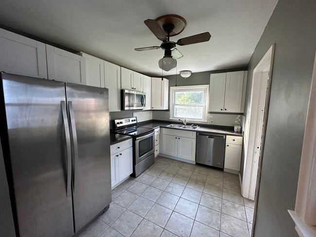 Building Photo - Nice 2bd / 1 ba house with attached garage...