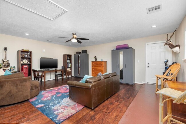 Building Photo - 7034 Robin Meadow St
