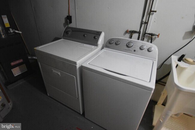 Building Photo - 10118 Cedar Ln