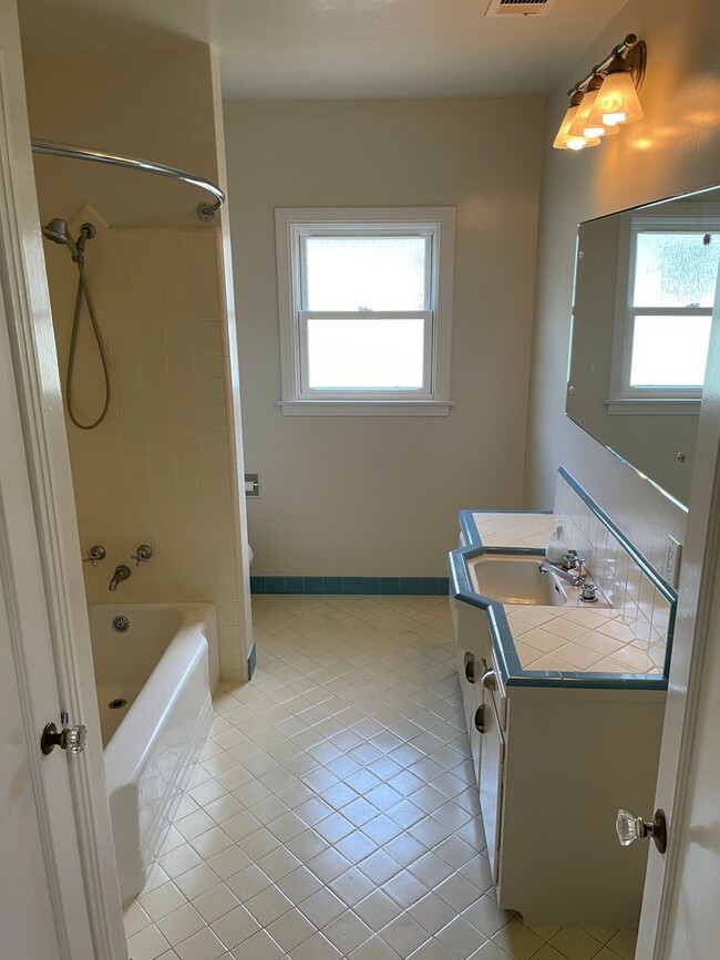 Building Photo - East Sacramento Single Family Home