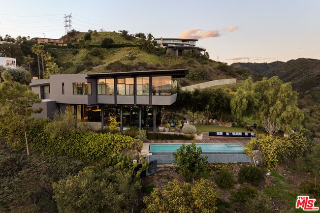 Building Photo - 1406 1/2 N Kenter Ave