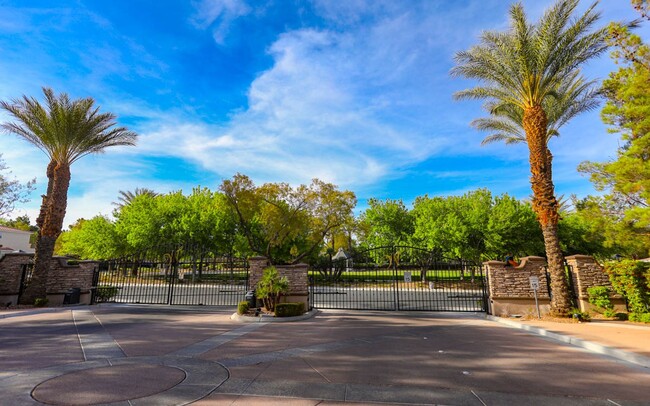 Building Photo - Stunning 6 Bedroom Home With Casita Pool H...