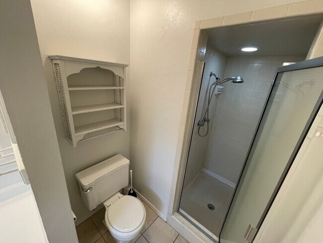 Building Photo - 4 bed 2 bath 2 car, Great Character and st...