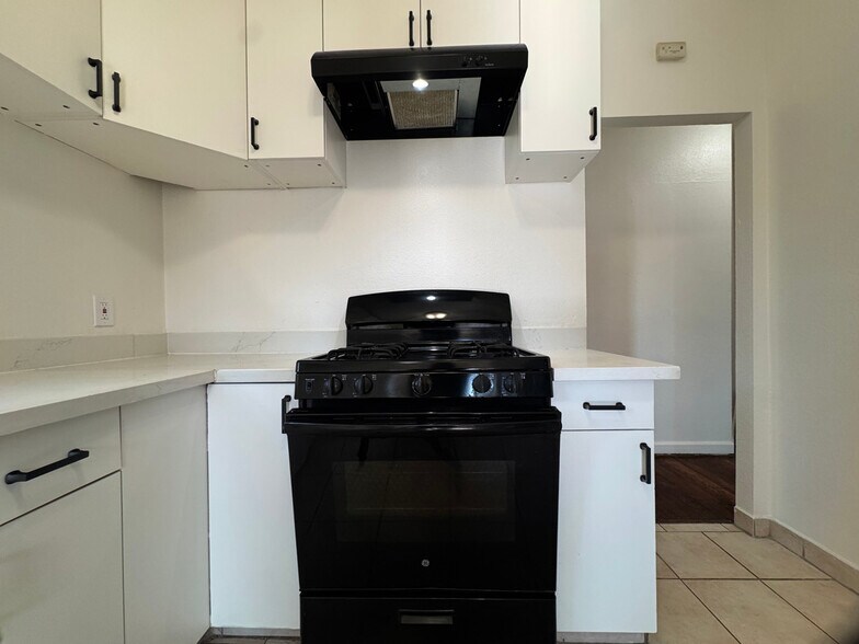 Building Photo - 711 32nd St