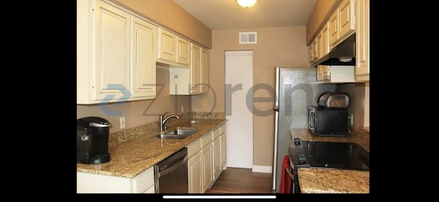 Building Photo - 334 W Harwood Rd